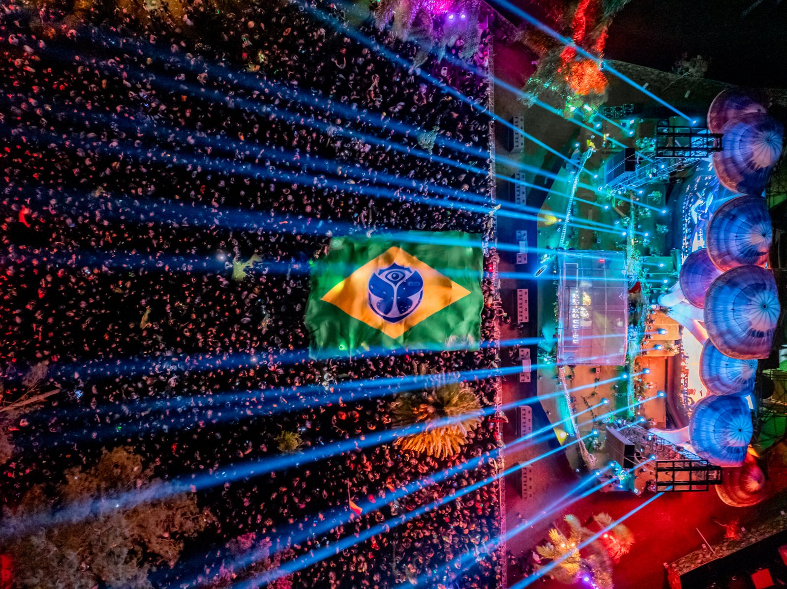 fotografia de pessoas a noite ao ar livre curtindo um show de musica eletrônica